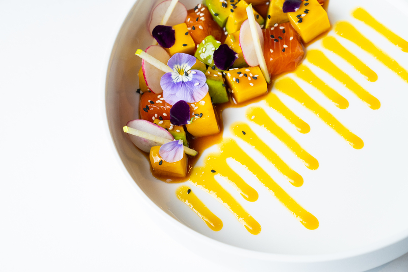 Лосось, манго и авокадо 