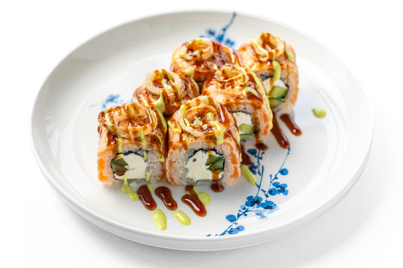 Ролл с лососем в стиле ABURI
