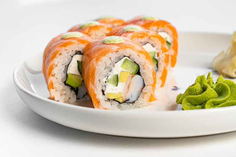 Маки с креветкой и лососем