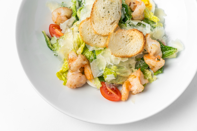 Салат Цезарь с креветками