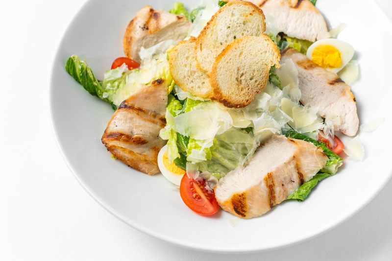 Салат Цезарь с грилованной курицей су-вид